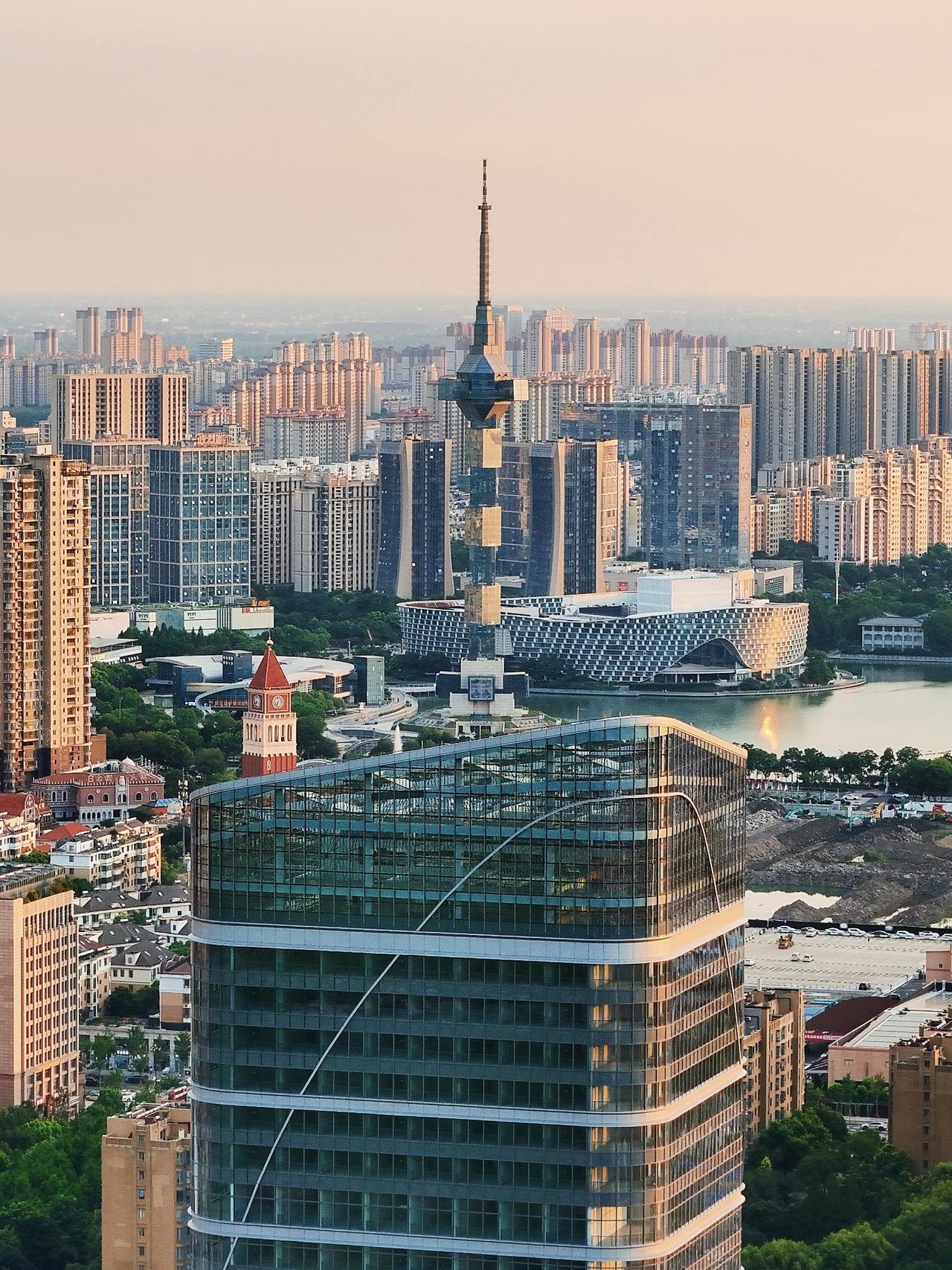 聚龙湖商圈全市唯一一个一级中心  将形成金鹰+万象+凯德 三足鼎立的商业格局 定
