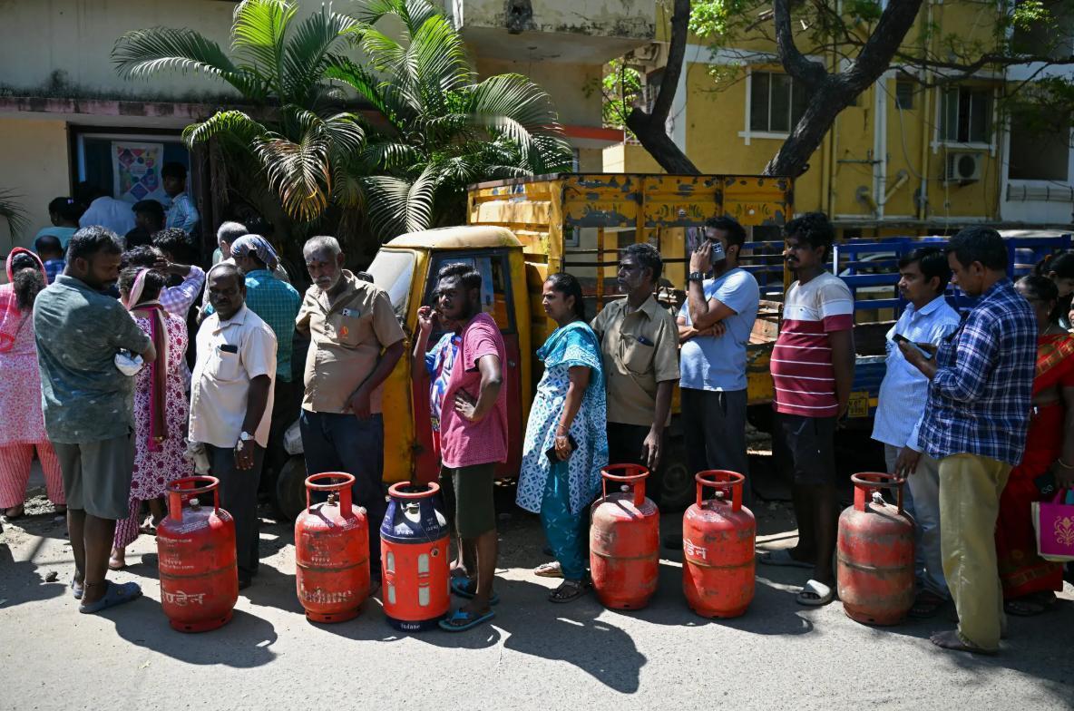 中东战火殃及南亚！能源断供冲击民生，多国陷入紧急状态。
 
2026年03月17