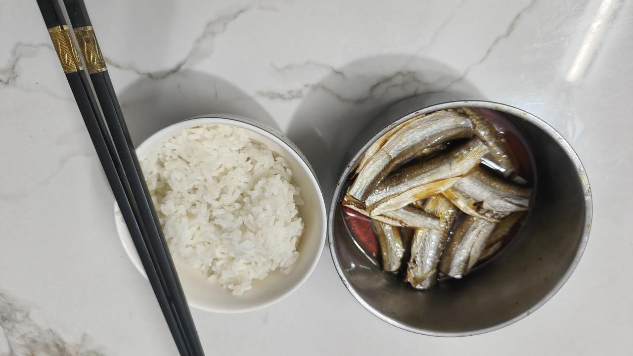 晒晒家中晚餐这就是我今晚的晚餐，我现在还靠在佛山的农村租房住的穷老头，今晚能吃到