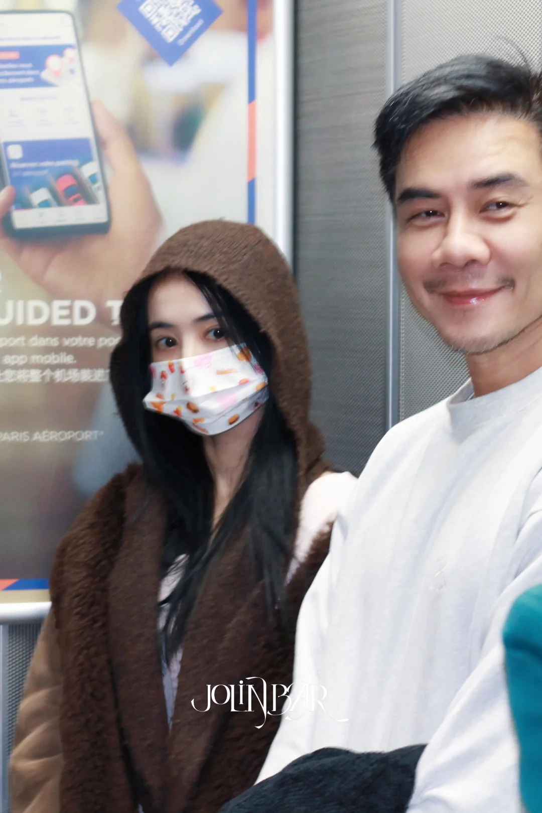 巴黎接机蔡依林高清美图 妈咪被灯牌逗乐了