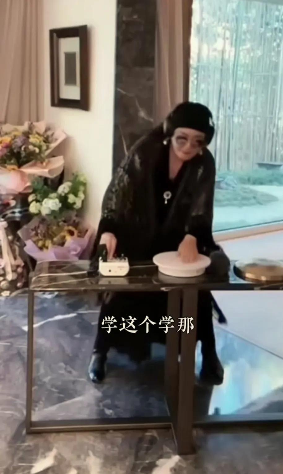 大S真傻，被前婆婆消费的死死的。
其实张兰直播间没事的时候也没多少人看。张兰一看