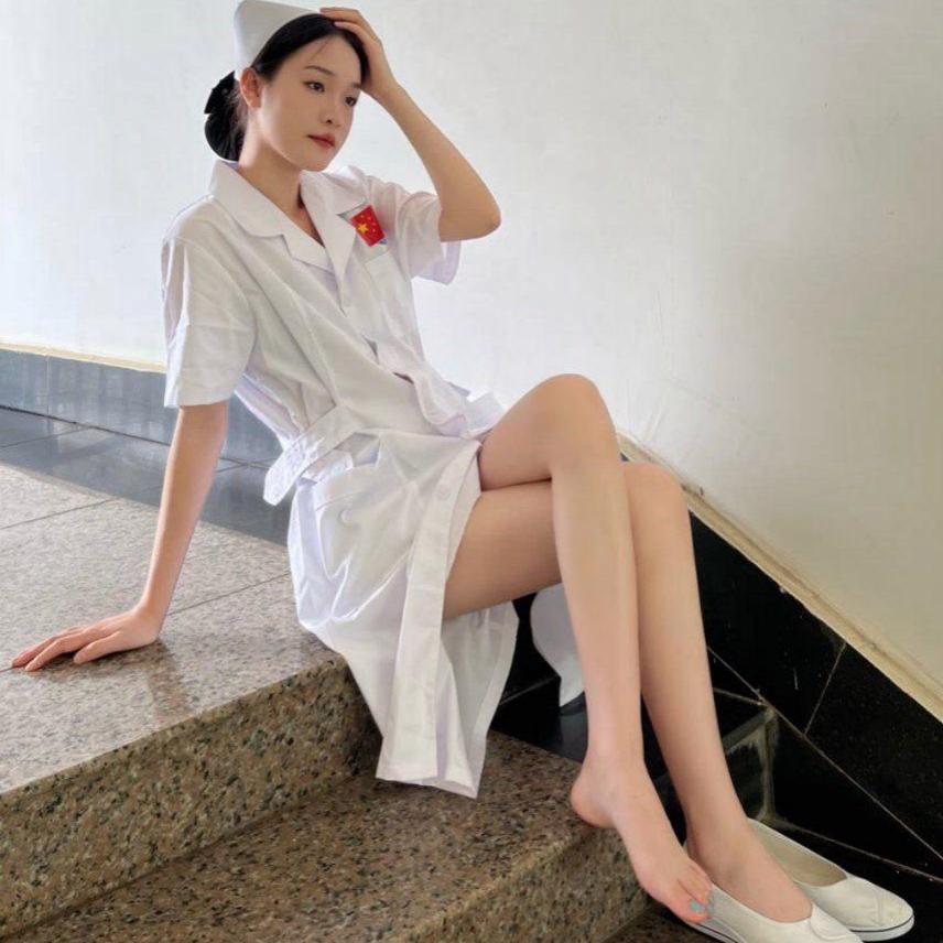 哈哈这张图一出来，PS大神们又可以上场了
 
小姐姐坐在台阶上，护士服、赤脚，氛