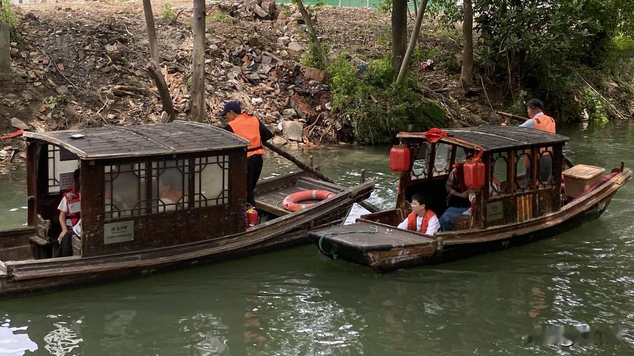 如果你来虎丘，一定要坐手摇船休验一下，这是与在平江河乘船完全不一样的感觉，虎丘更