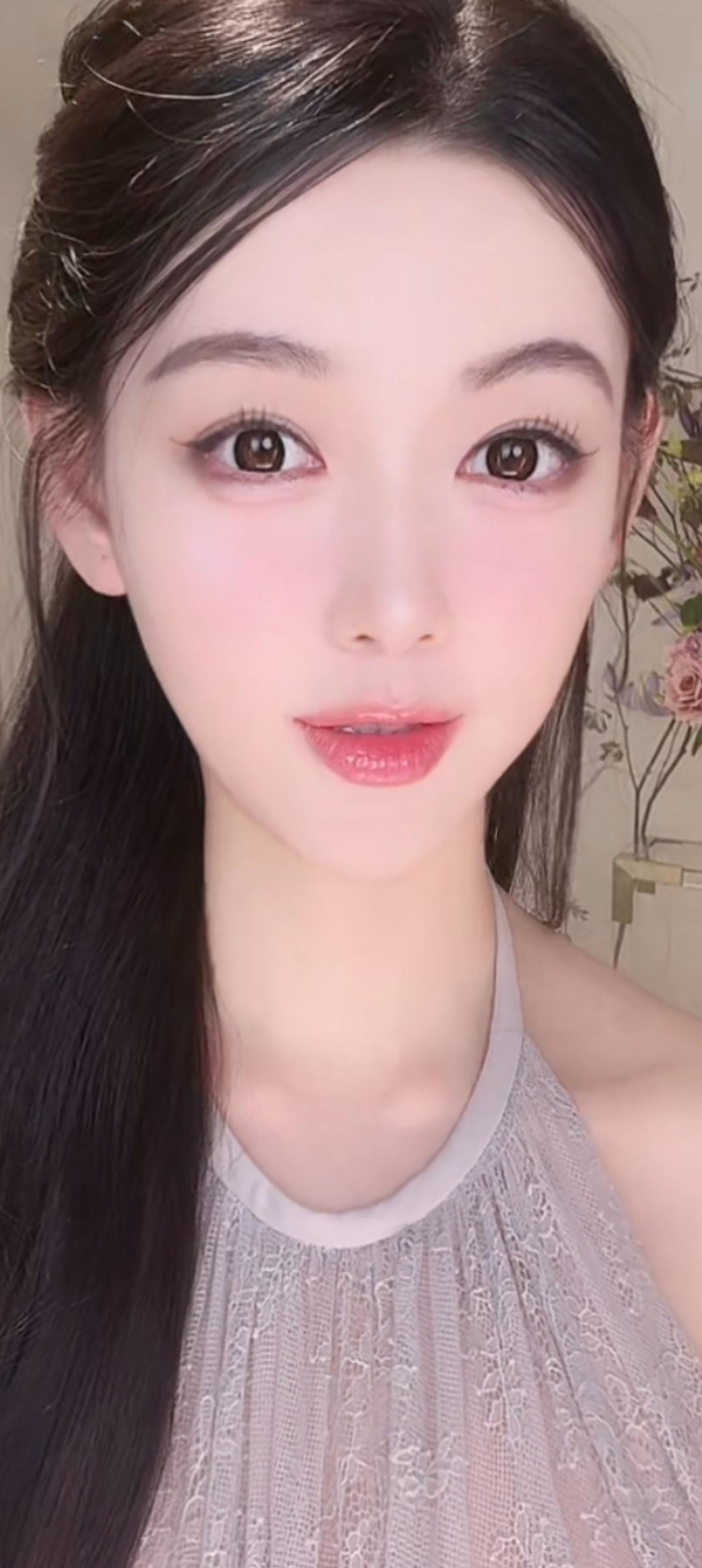 这姑娘打扮得真漂亮！