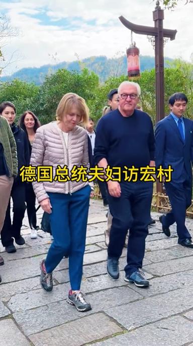 施泰因迈尔和夫人比登本德访华第二天是古村落宏村，这对夫妇走进村里，坐在一张桌子上