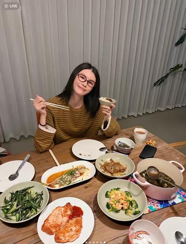 何穗晒出老公陈伟霆做的五菜一汤，甜蜜日常令人羡慕。 