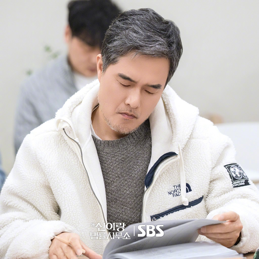 柳演锡李絮金景南 主演SBS新金土剧神与律师事务所 公开剧本研读照。该剧讲述能看