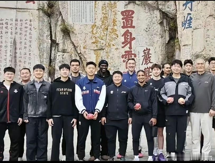 山东高速男篮今日登泰山祈福！
在结束青岛的CBA新赛季体测之后，山东高速男篮上午