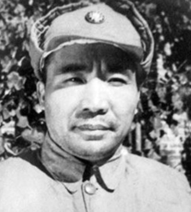 1935 年，王耀武得知部下俘虏了一个红军师长，兴冲冲的跑过去准备审讯，但当王耀