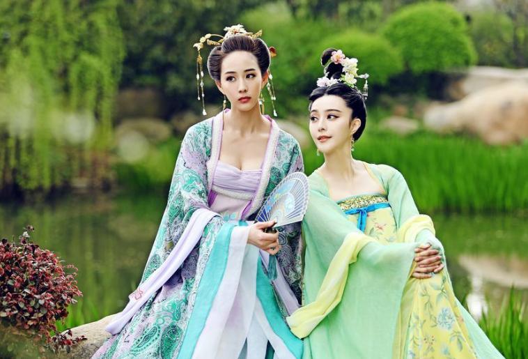 一个女人在后宫待了整整十二年，地位没涨过一级，孩子一个没生。史书里，她和那位天可