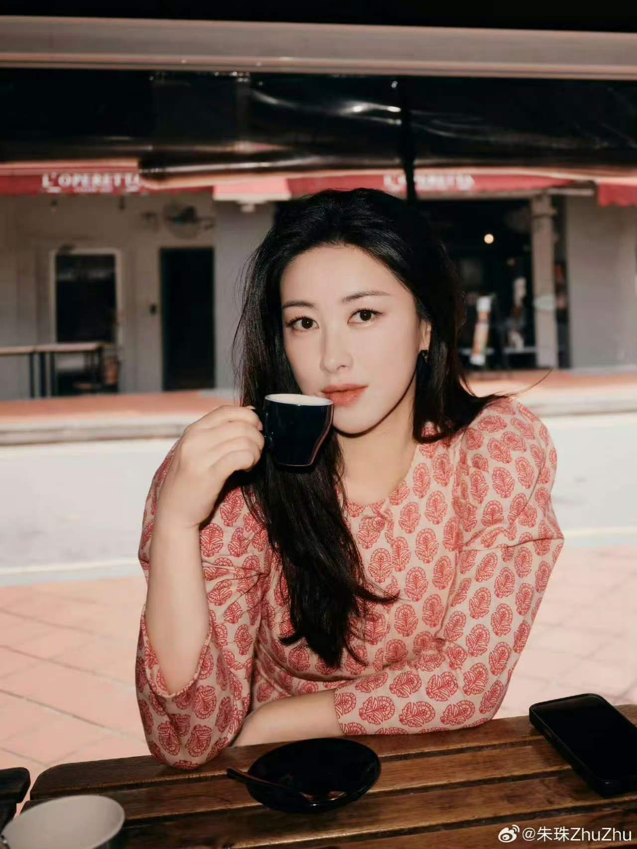 朱珠的下午茶是长江水特调朱珠品鉴重庆长江水泡巴南银针，夸赞清甜细腻，日常咖啡美酒