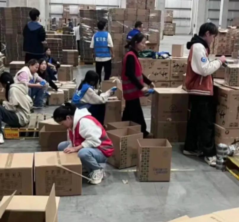 中央亮剑了，十五五规划直接把"遮羞布"扯了下来，5000万大学生，满大街的本科文