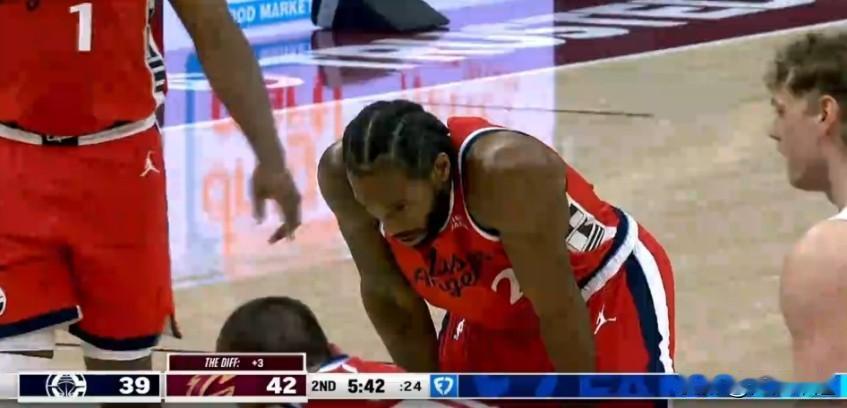 伦纳德身体还没跑热又下去了，回更衣室吃了颗止疼片，虚惊一场短暂的休整又回来了！