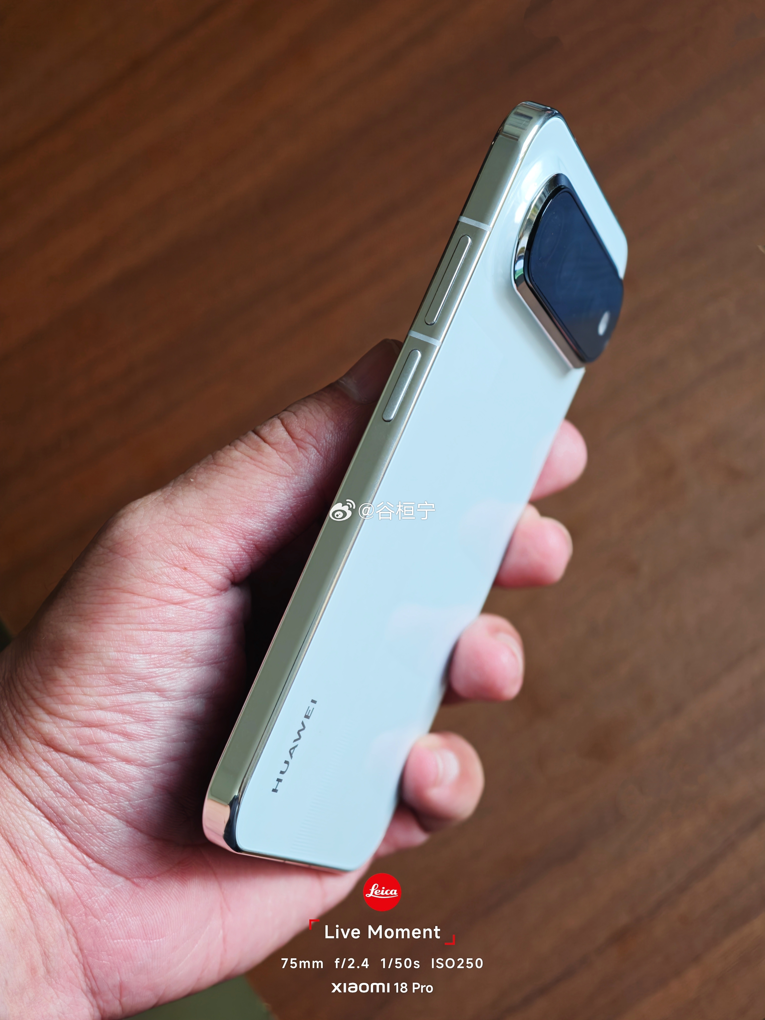 华为puraxview高亮边框的质感是真的好，除了粘指纹不防划。除了iPhone