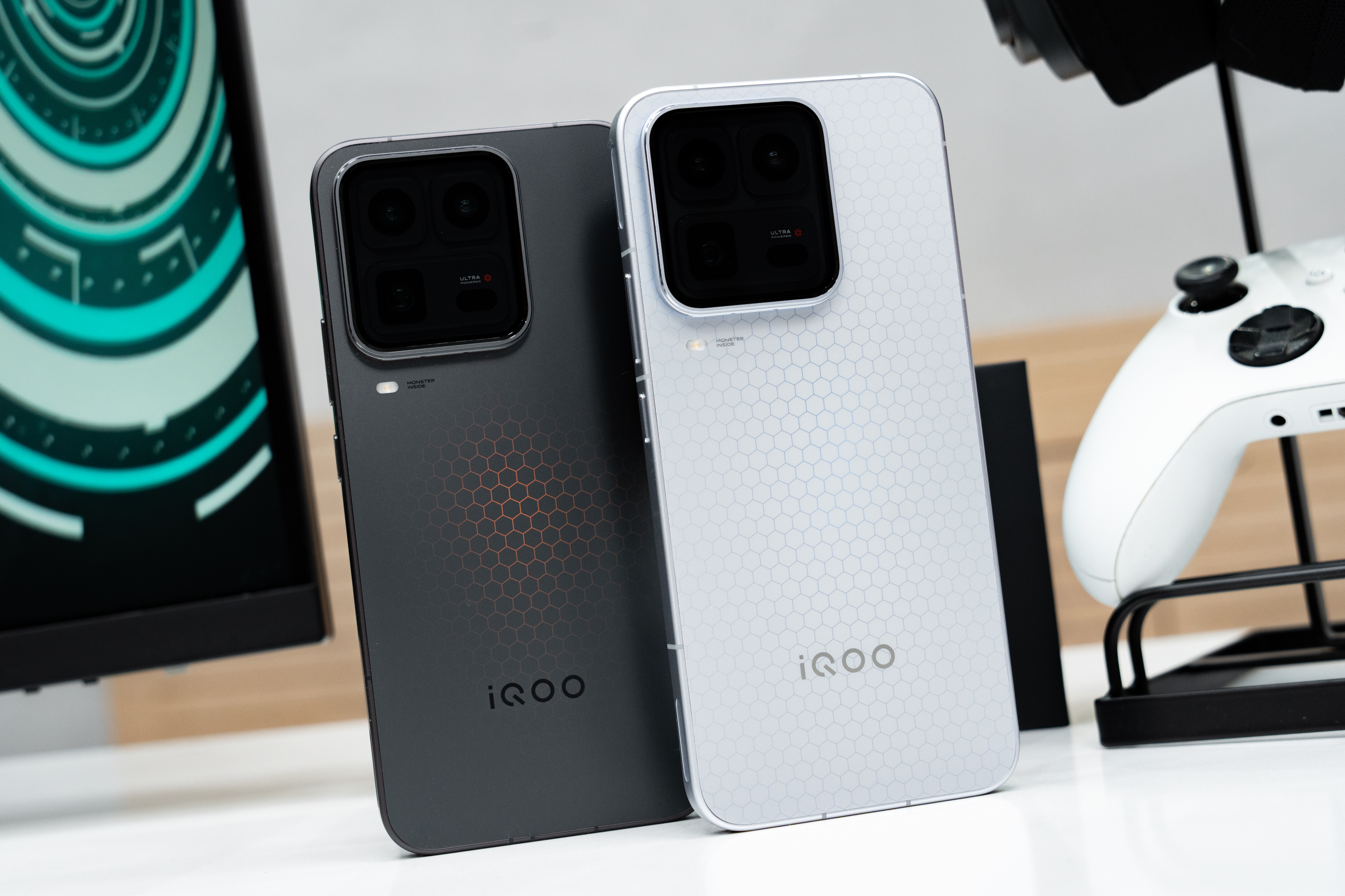 看完新机的外观，必须说一声：iQOO15Ultra外观太酷了 这个设计和材质，可