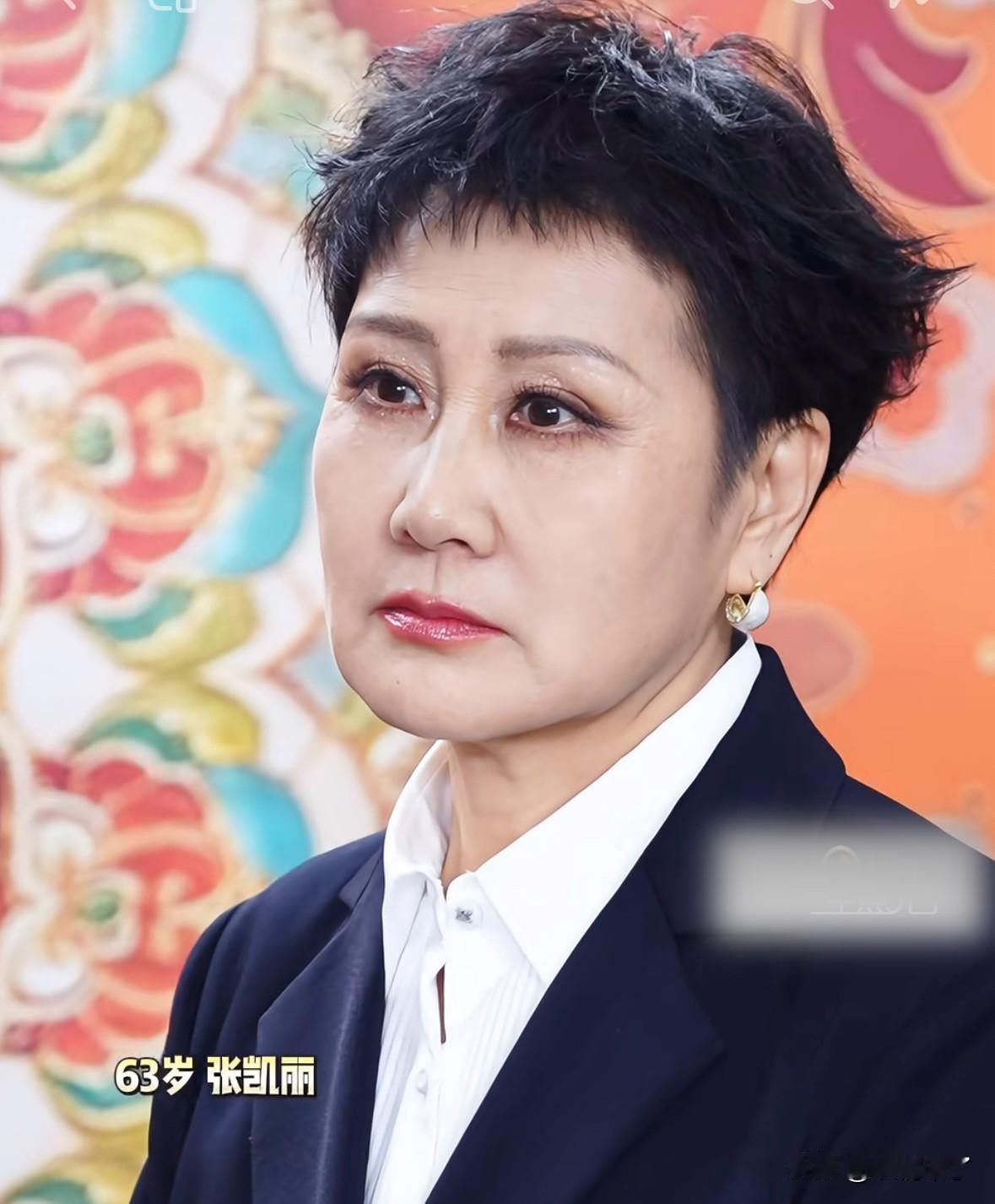 为啥张凯丽老了以后没有一点点慈祥的样子，是因为这个妆造的问题吗？整体看起来凶巴巴