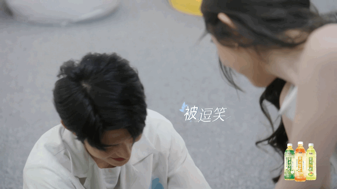 焦峙衡被狗哄好了 狗狗也是在恋综发挥作用了，看到自己好感的女嘉宾和别人亲密互动，