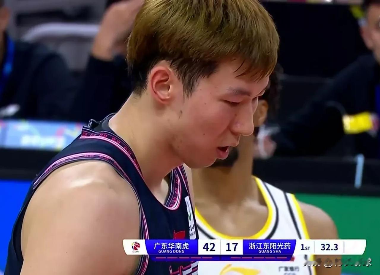 周琦最近3场季后赛的数据表现！！！

1:22分8篮板1助攻2抢断。

2:21