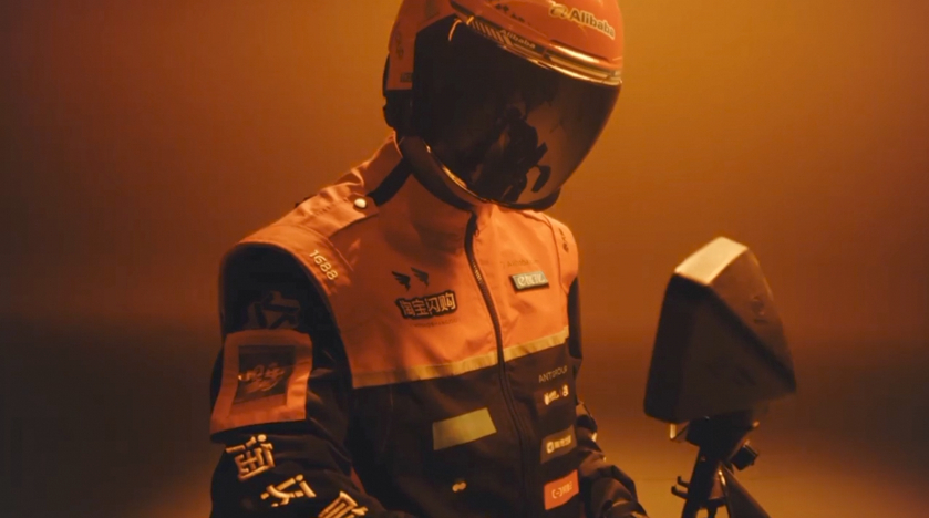 本以为来自巴黎时装周的某奢侈品大片，没想到是淘宝闪购发布的同F1合作的预告短片，