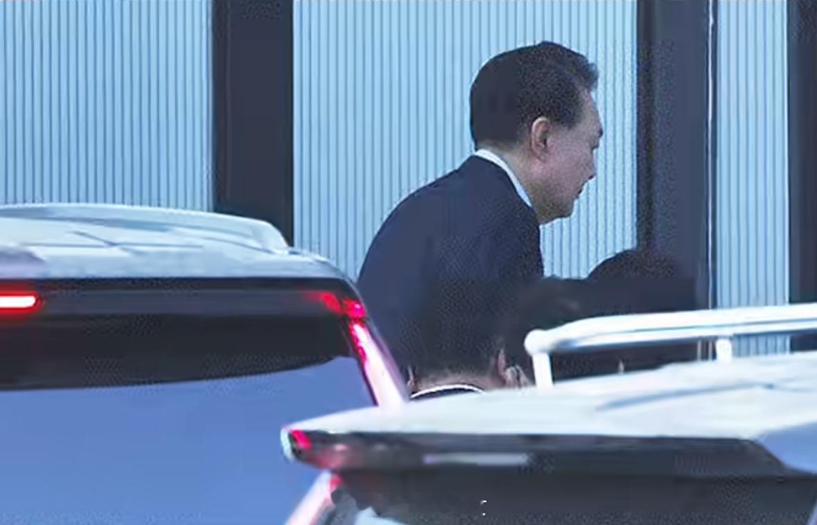 尹锡悦受审画面获准拍摄报道称，预计尹锡悦将和14日首次庭审时一样，从私宅乘坐警卫