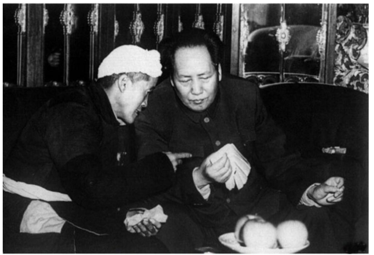 1952年，毛主席在中南海会客厅接见陕甘宁边区的劳动模范杨步浩。新中国成立后，杨