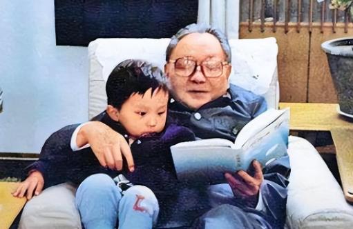 邓卓棣，这位背景深厚的青年才俊，是中国改革开放总设计师邓小平的孙子，他的出生地颇