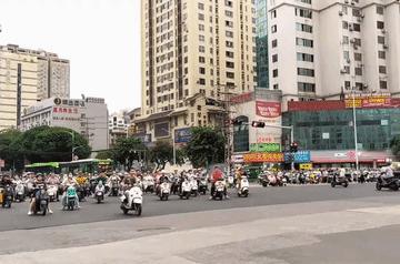 太不可思议了！请大家说说南宁交 警这样做值不值得在全国提倡？
原来，南宁正值上班
