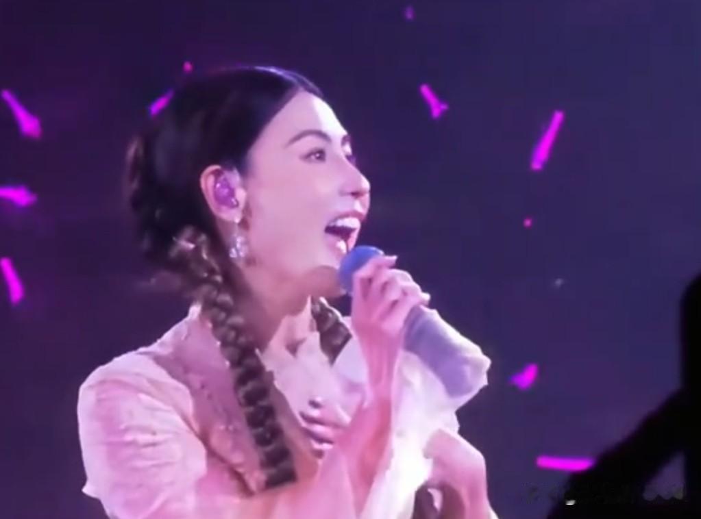 一曲《星语心愿》成经典，张柏芝时隔二十余年再度放声歌坛。
46岁张柏芝正式官宣加