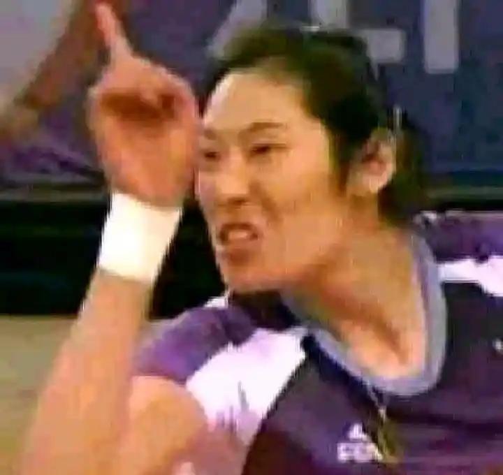 这姑娘，在国外把对手拦到没脾气。
三场比赛，拦了17个。
对面主攻手看她上场，估