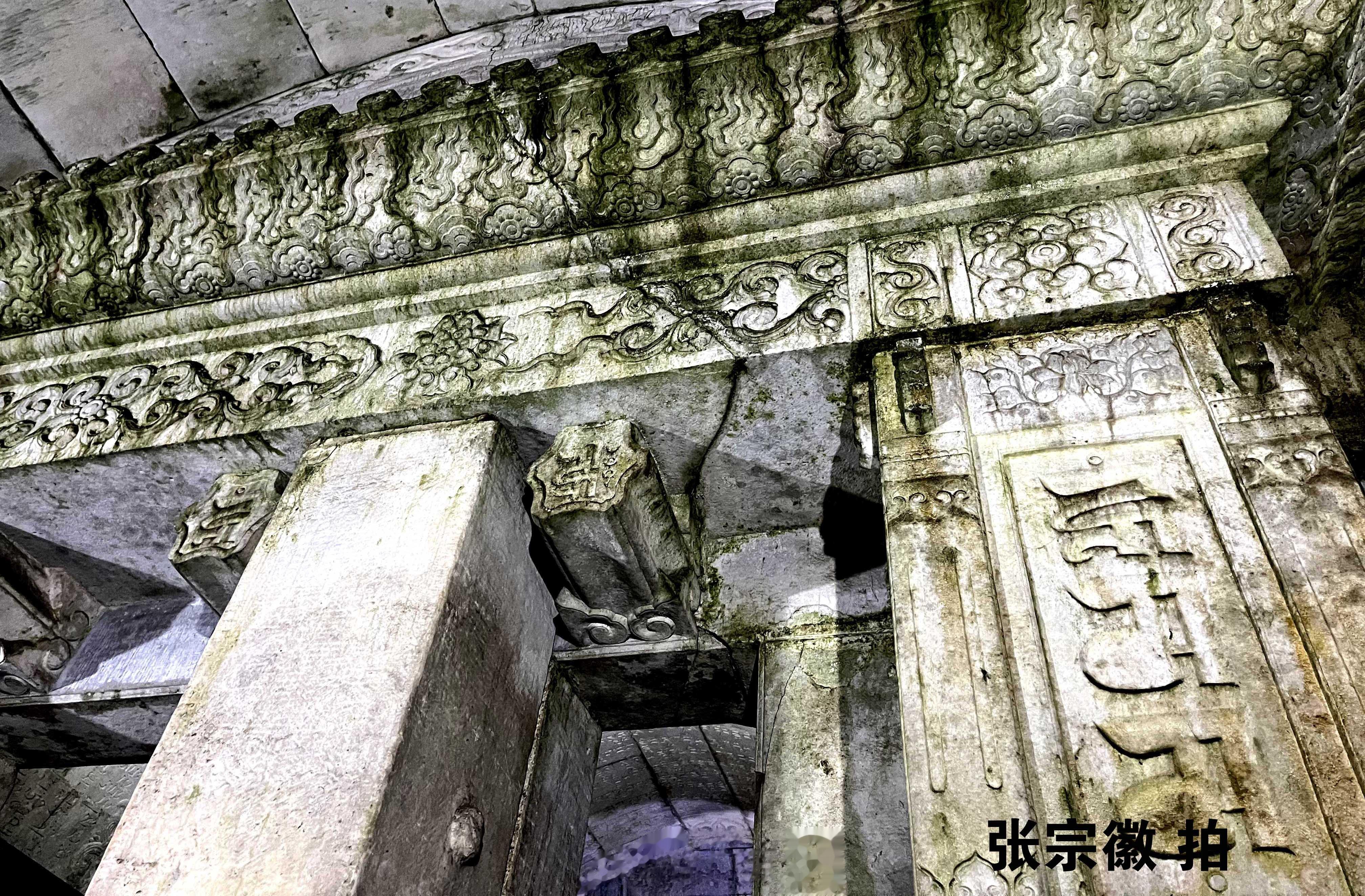嘉庆四年乾隆帝入葬前就发现了裕陵地宫第一道石门上槛及过梁出现了裂缝，支顶了二根石