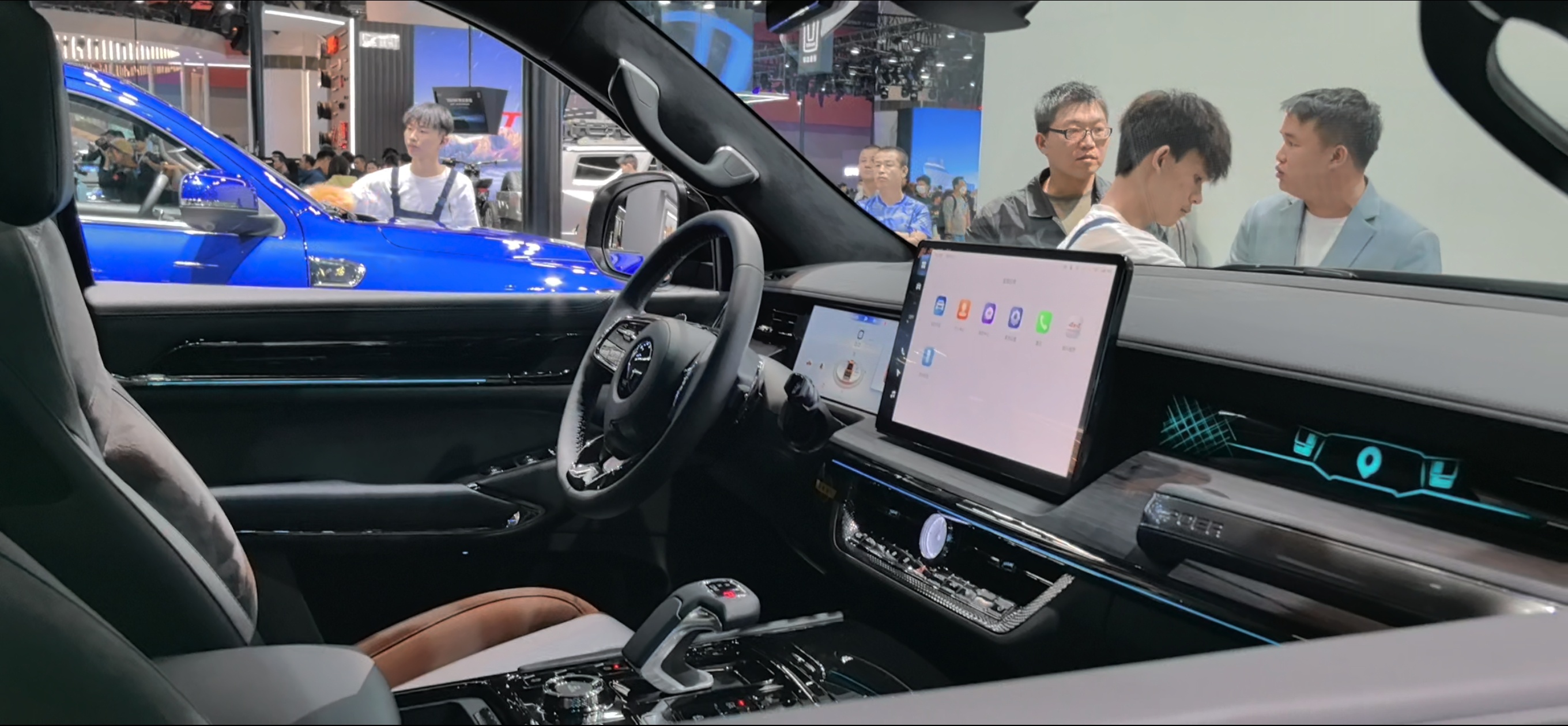 长城在这次的广州车展，新能源算是全面出击了，包了大半个展厅，几个品牌并联在一起，