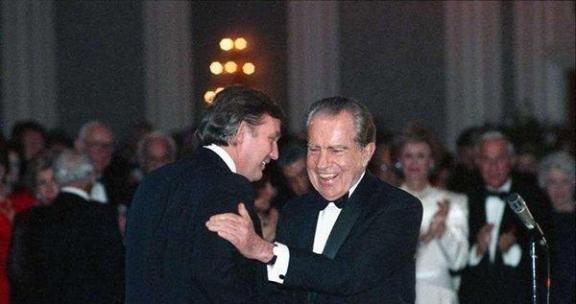 特朗普骂尼克松打开了中国的大门，骂卡特与中国建交，骂克林顿让中国加入世贸组织，骂