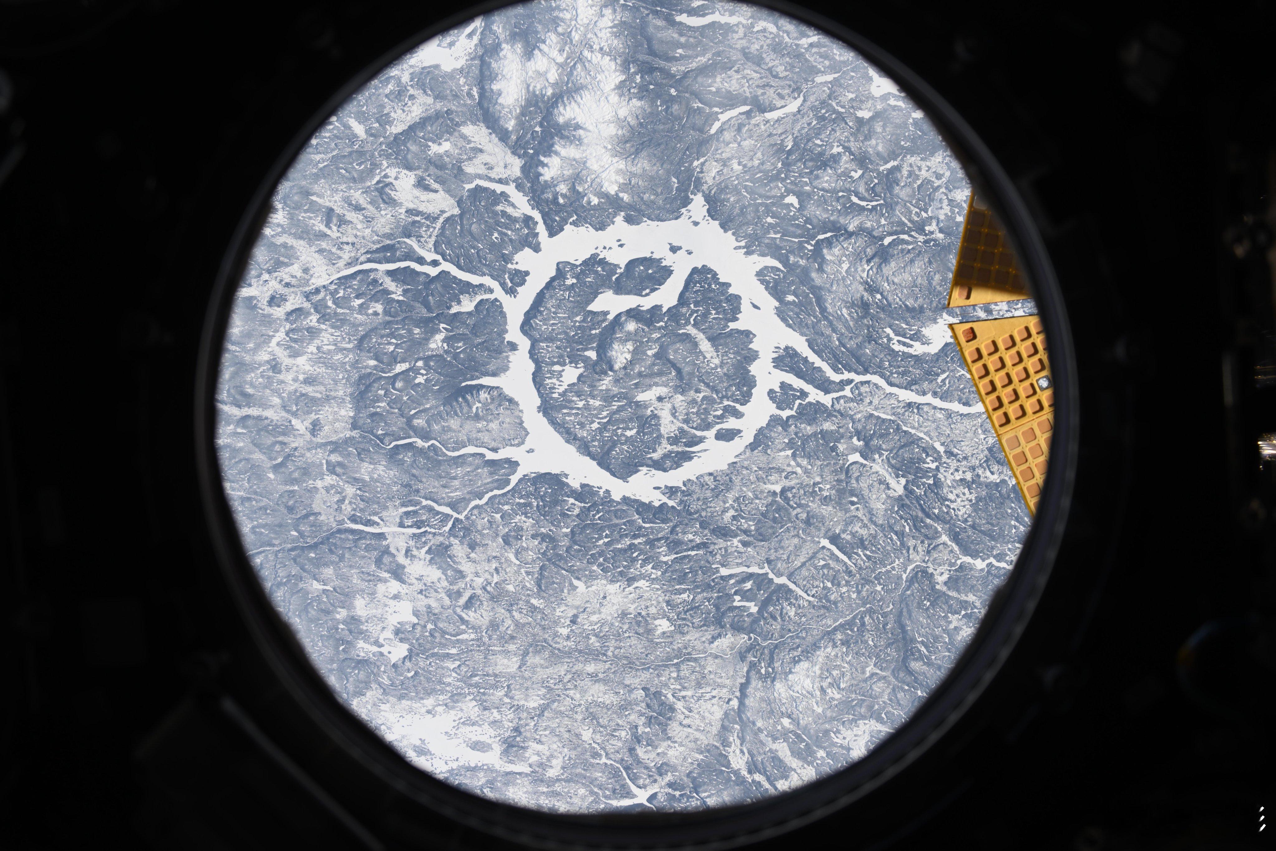 阿尔忒弥斯2号宇航员Chris Williams分享拍摄到地球上的陨石坑！他表示