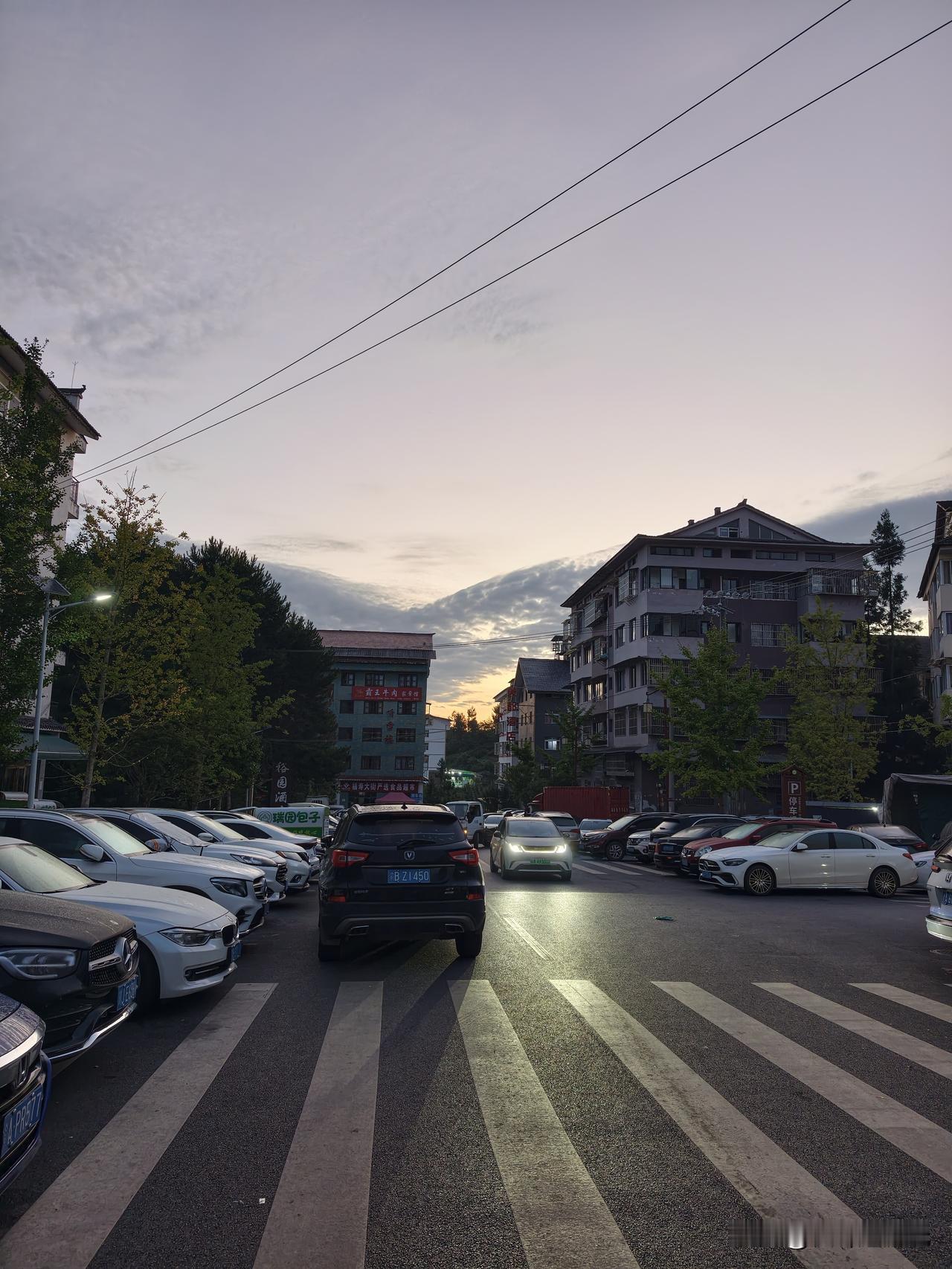清晨的黄水街景，自驾游的游客非常多，街上停满了各地牌照的车辆！重庆黄水旅游 黄水