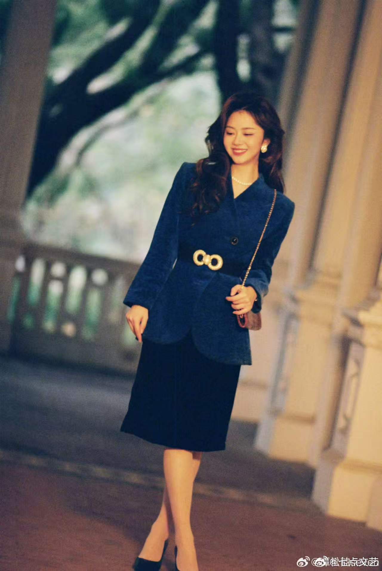  谭松韵复古卷发造型 港风卷发自带复古滤镜，蓝色灯芯绒外套质感高级，珍珠耳饰与项