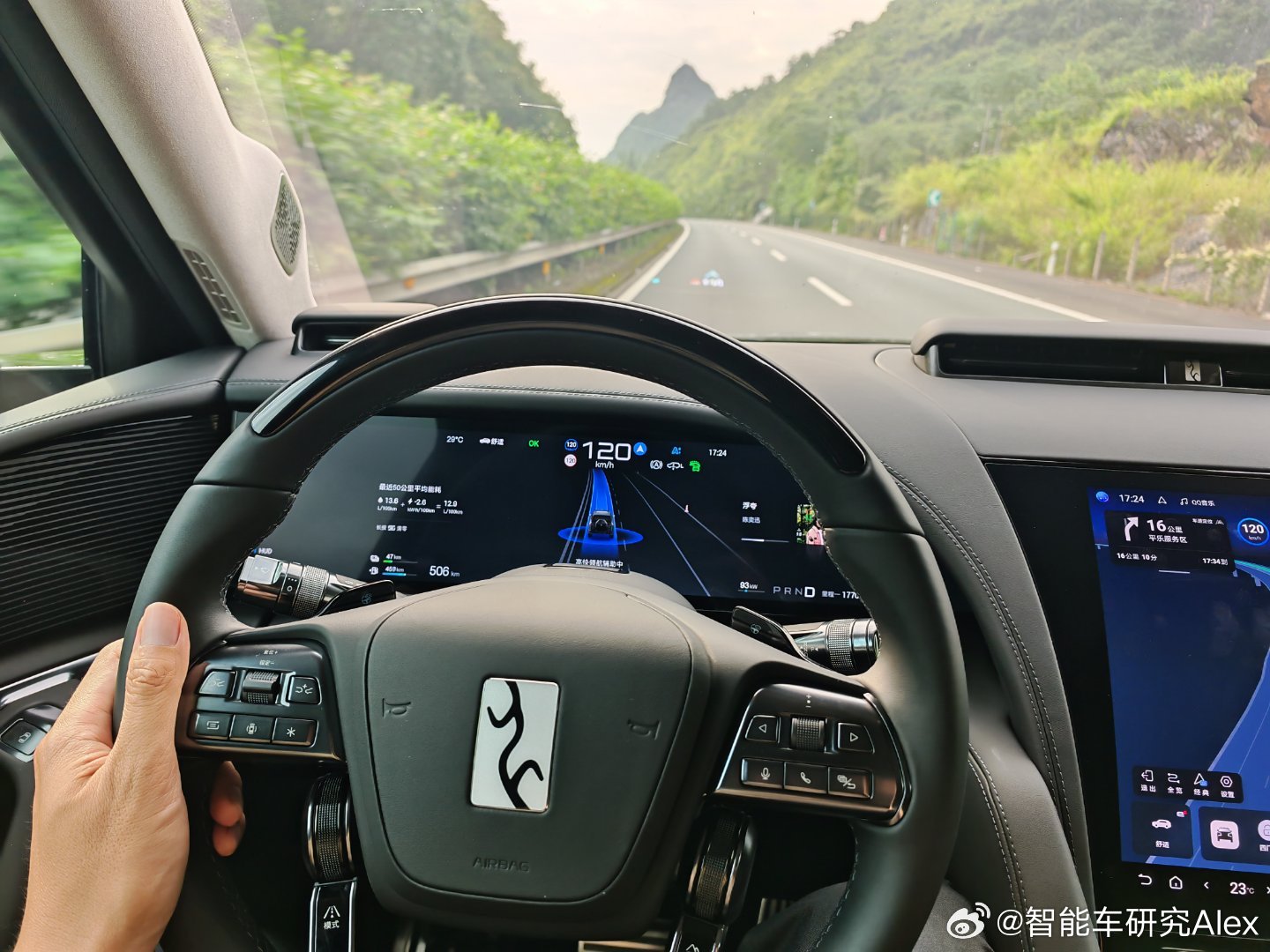 终于轮到我开仰望新 U8 了大家车的 9 系 suv