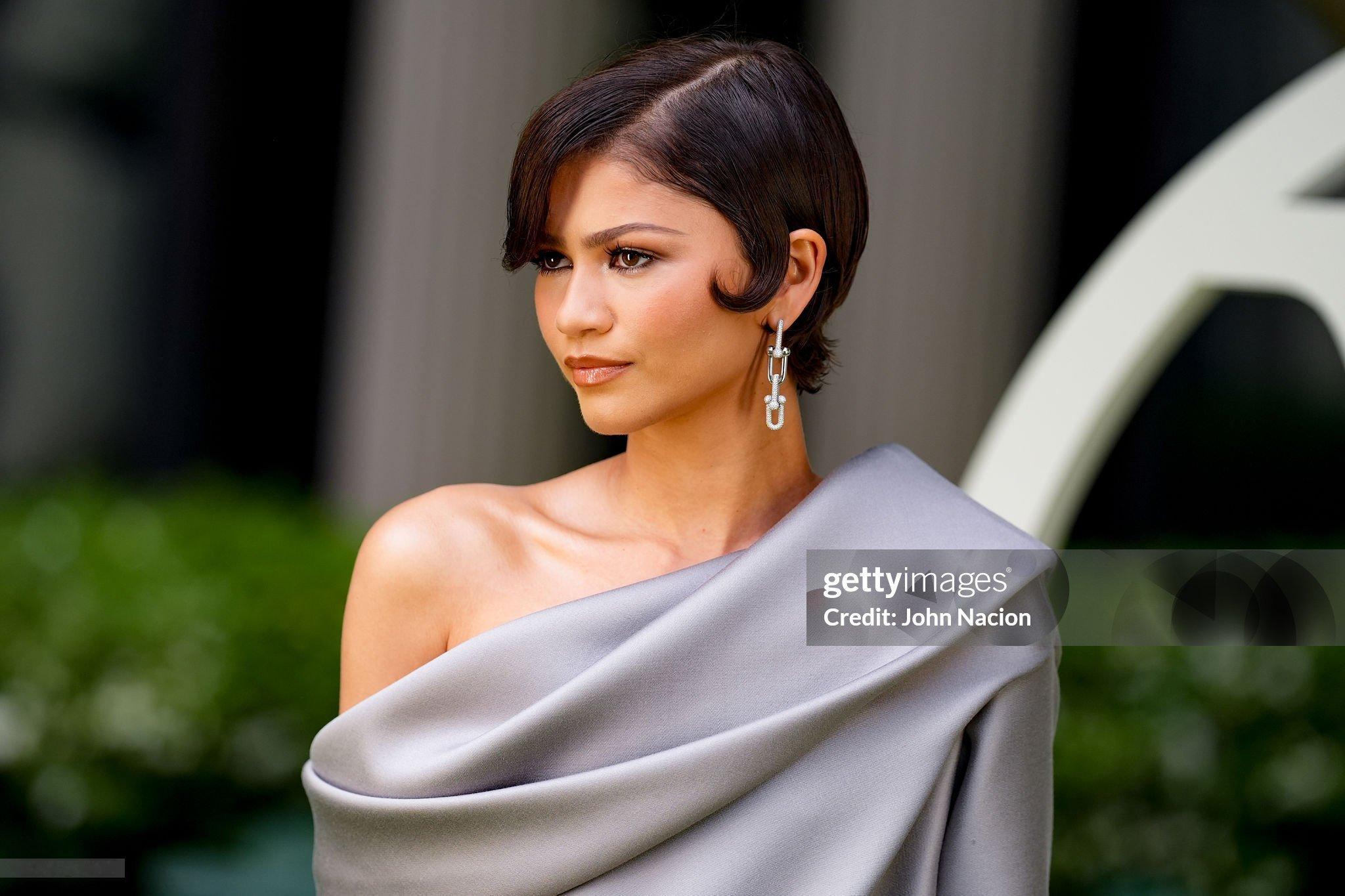Zendaya｜Louis Vuitton姐今天小露美腿 ，珠宝又换上了 Tif