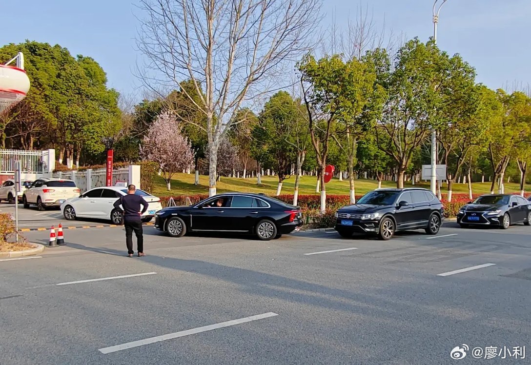 油价飙升加油站变大型停车场其实没必要这样，既然改变不了油价上涨趋势，可以改变自己