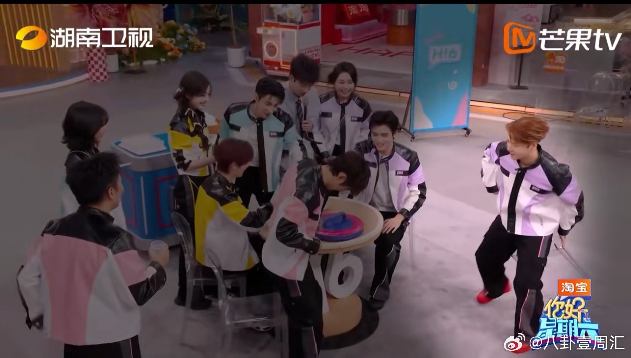 瞬间切换到乖乖模式，陈飞宇的可爱暴击来得太突然。陈飞宇好像做错事的小孩你好星期六