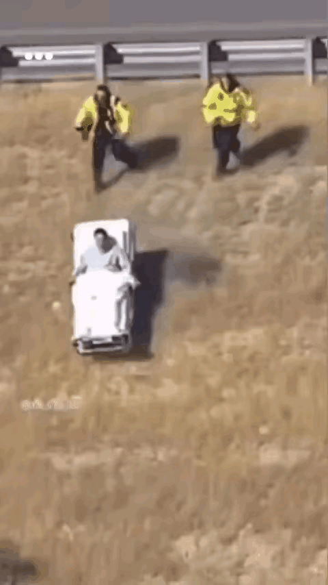 雪上加霜，痛上加痛，病人的噩运由救护人员的失误肇始。