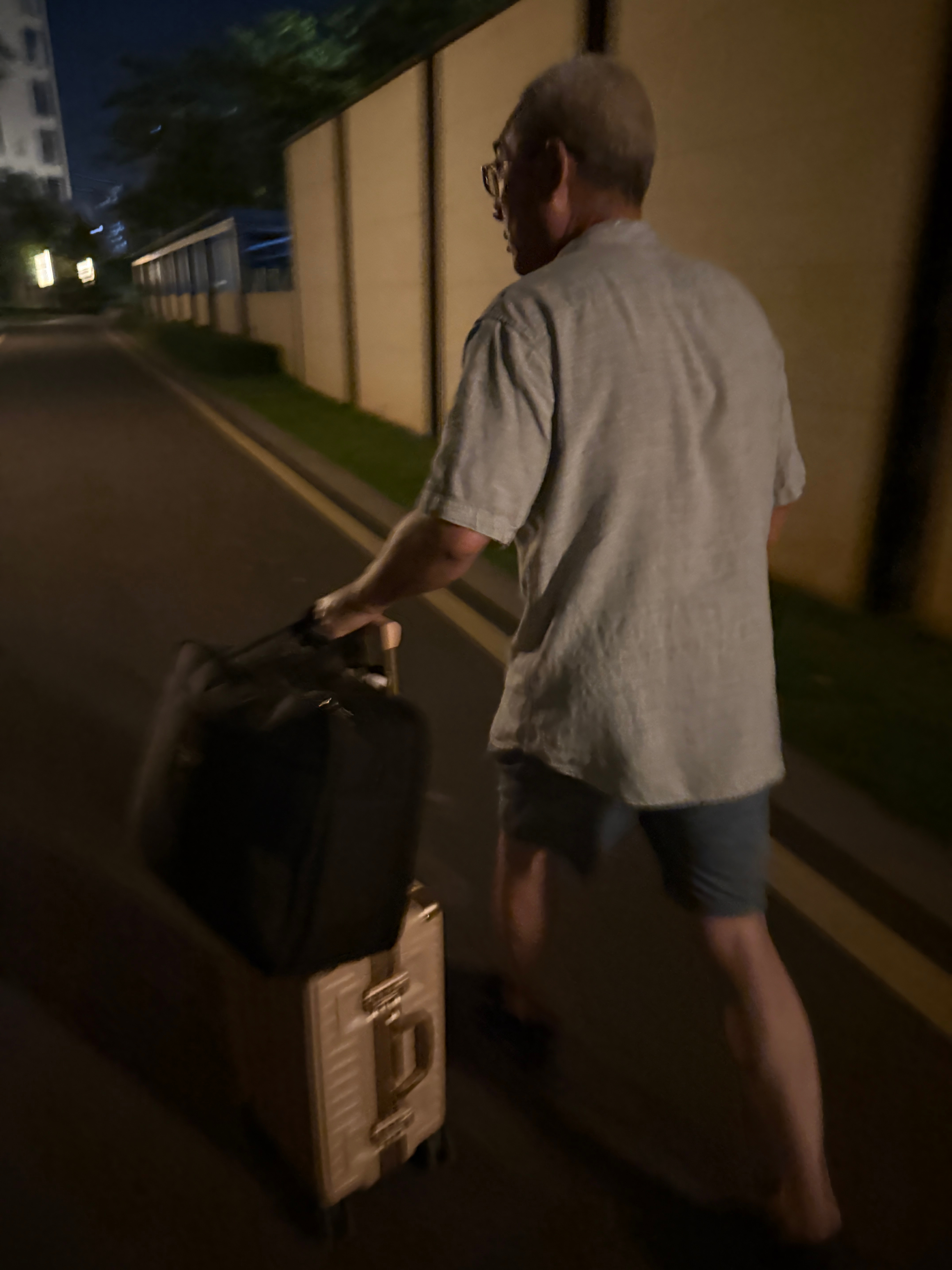 两点落地 回家还有爸爸在门口接 妈妈做宵夜 我是幸福小孩 ​​​