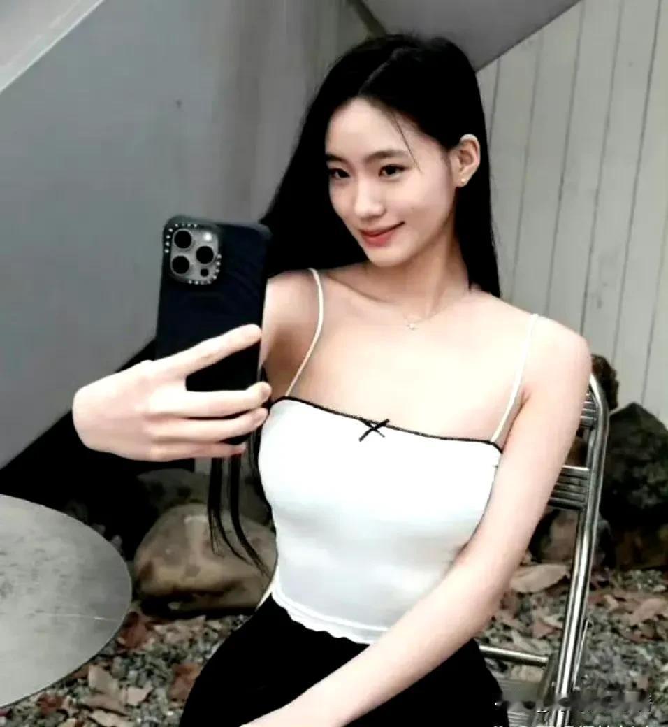 还是喜欢传统家庭养育的孩子，田亮家的森蝶和小S家的女儿就差一岁，可是这外表看起来