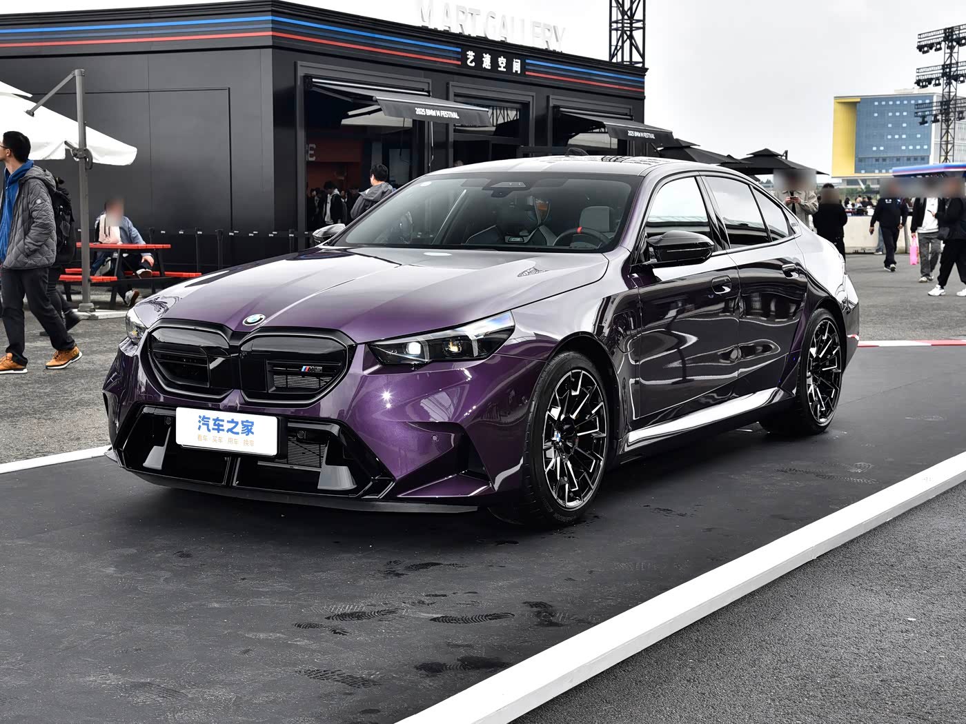 BMW M5，明年上混动绿牌的最低要求是纯电续航100公里了，所以明年M5就能上