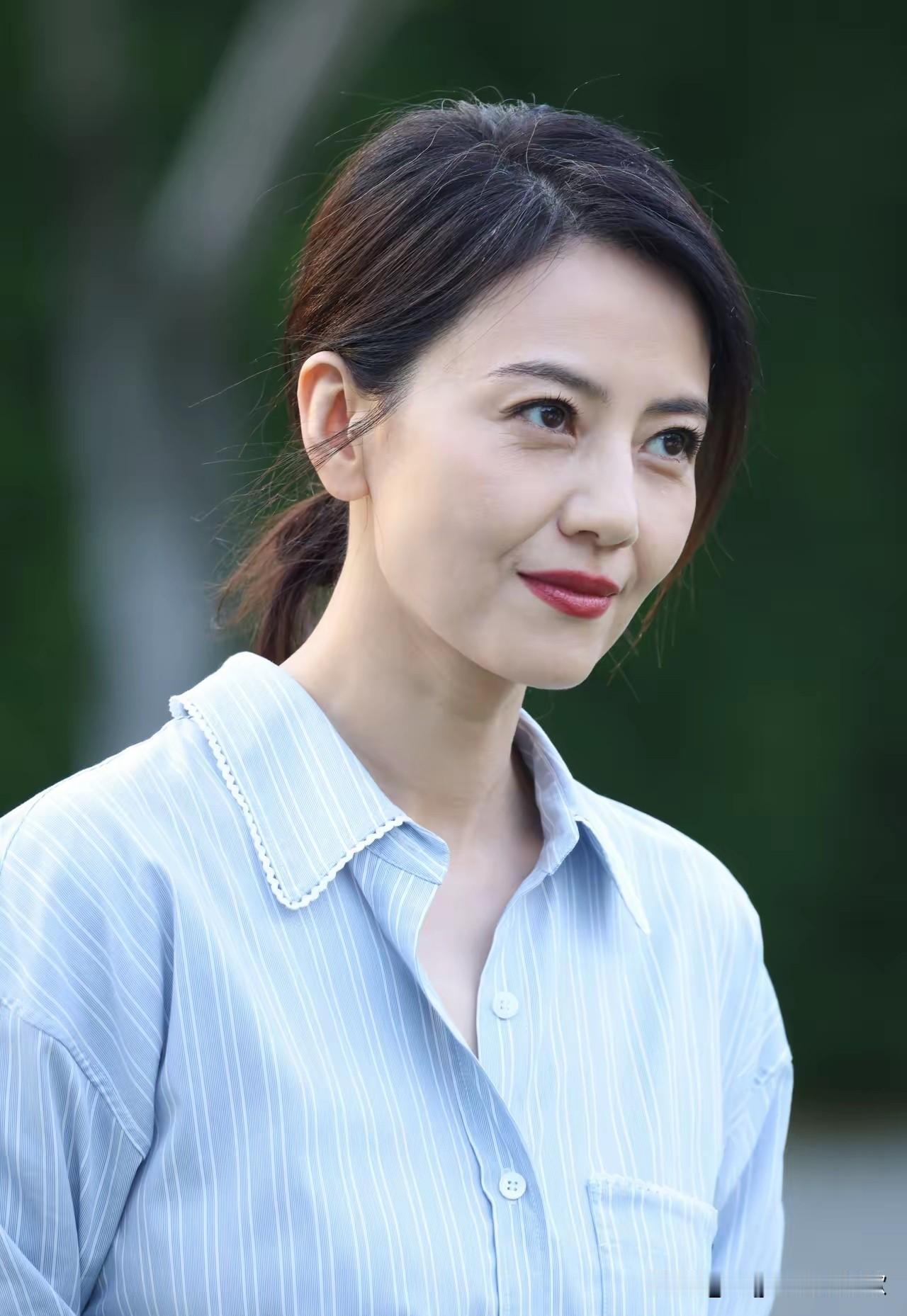 女神高圆圆时尚穿搭，温柔蓝条纹衬衫，自然妆容，清新自然。不过曾经的女神也有点老了