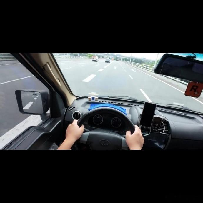 说实话，驾照考得早真的像开了挂🚗 我身边好几个朋友大学一毕业就考了，现在开车上