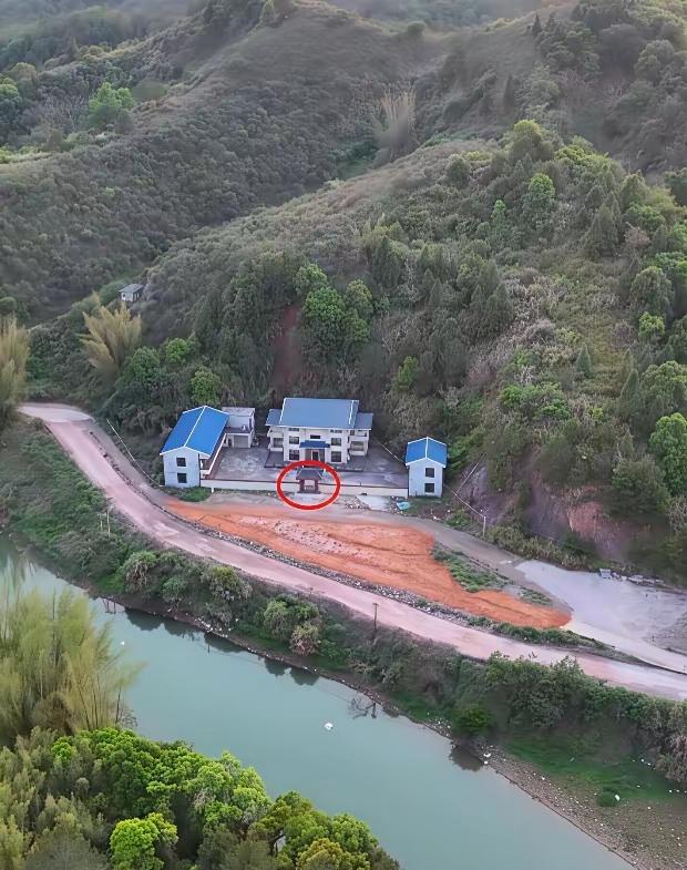 网友:
我家房子都建了好几年了，父亲突然执意要把这个小门给拆了，好无语呀！
想问