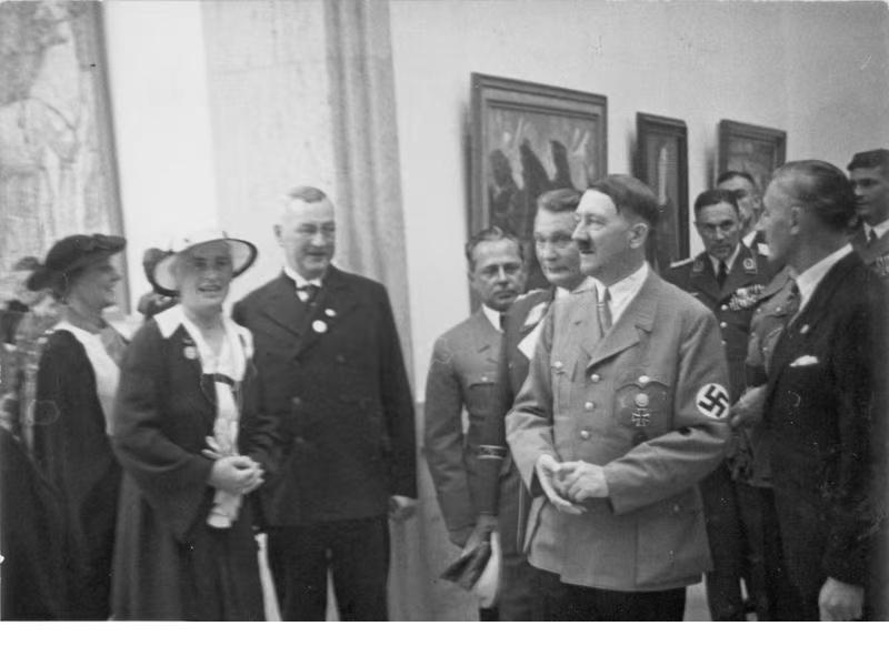 1937年7月18日，德国慕尼黑，战争贩子小胡子、戈林、海因里希·霍夫曼及其他人