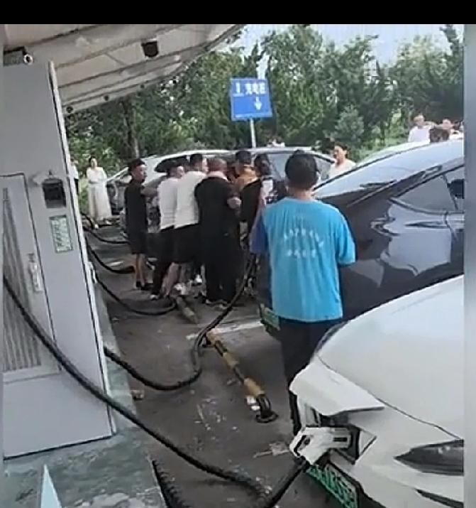 电动车就是好，不仅省电，还特别有人情味儿，能增加这个人与人之间的情感，让老百姓亲