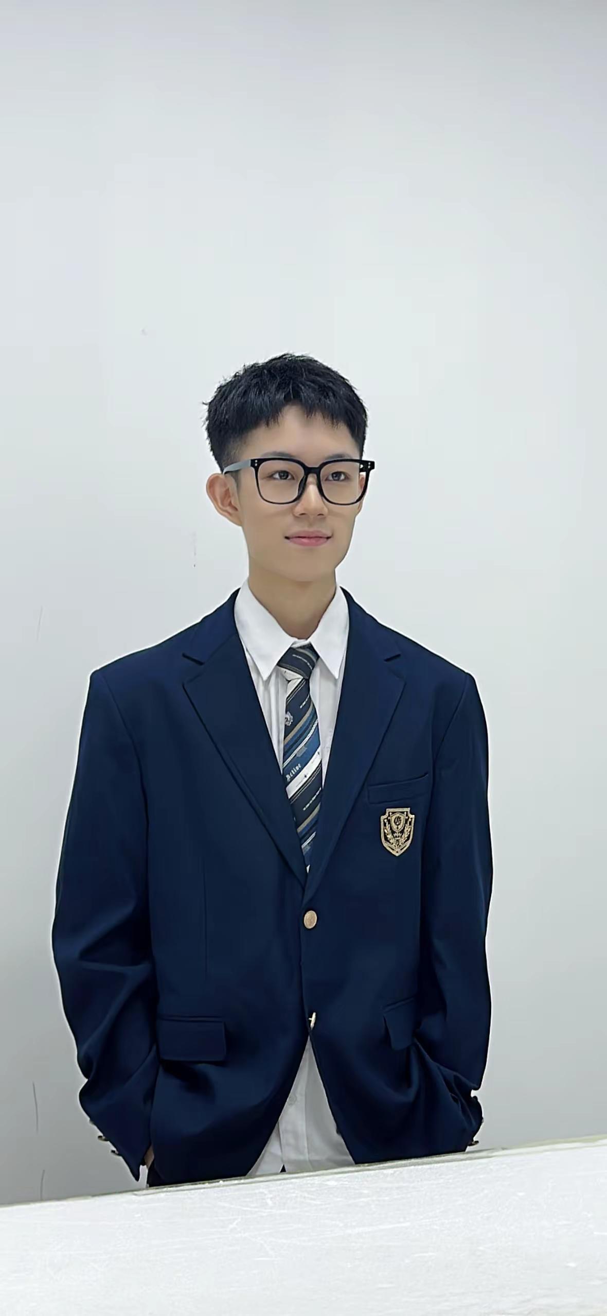 校服映少年，青春正当时。