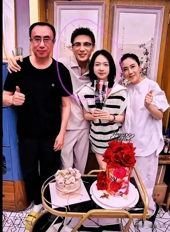 演员吴谨言和洪尧结婚后全家合照，好幸福的一家人啊！谨言的婆婆好年轻啊！公公也很英